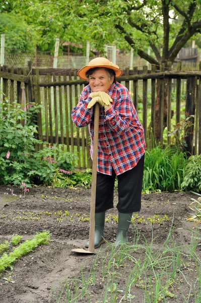 Jardinería de mujeres mayores — Foto de Stock