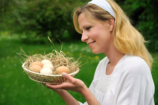 Mujer joven y huevos de Pascua —  Fotos de Stock