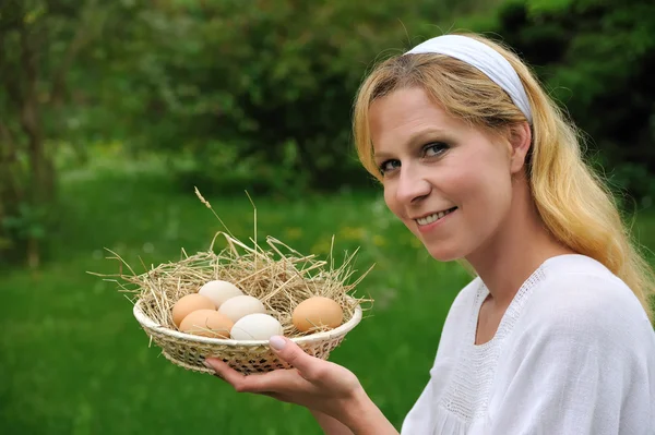 Jonge vrouw en Pasen eieren — Stockfoto