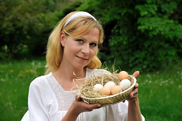 Młoda kobieta i Wielkanoc jaja — Zdjęcie stockowe