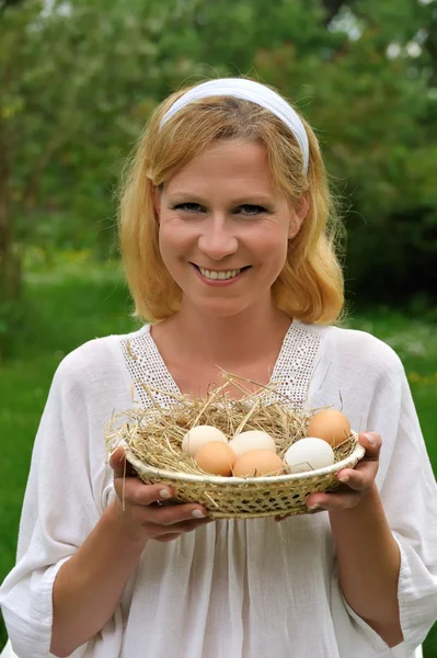Νεαρή γυναίκα και Πάσχα αυγά — Φωτογραφία Αρχείου