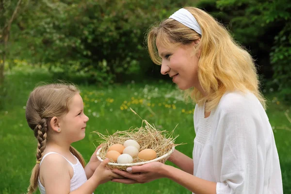 Anya és lánya Húsvét idő — Stock Fotó