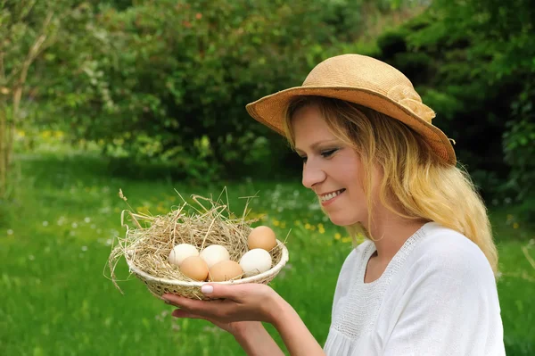 Νεαρή γυναίκα και Πάσχα αυγά — Φωτογραφία Αρχείου