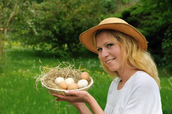 若い女性とイースターの卵 — ストック写真