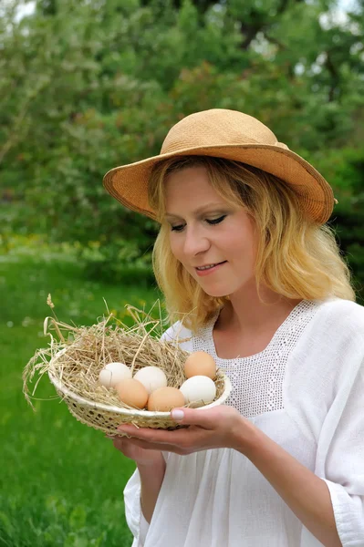 Mujer joven y huevos de Pascua — Foto de Stock