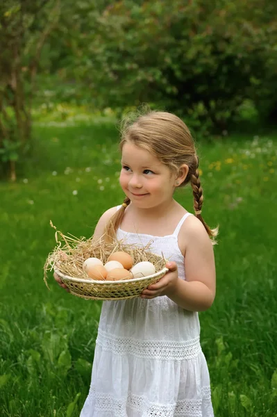 Küçük kız holding yumurta — Stok fotoğraf