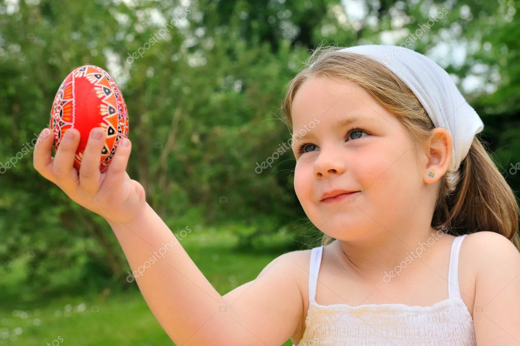 Little girl holding Easter egg — Stock Photo © brozova 2265770