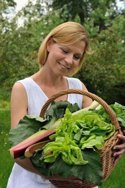 Jovem mulher segurando vegetal — Fotografia de Stock