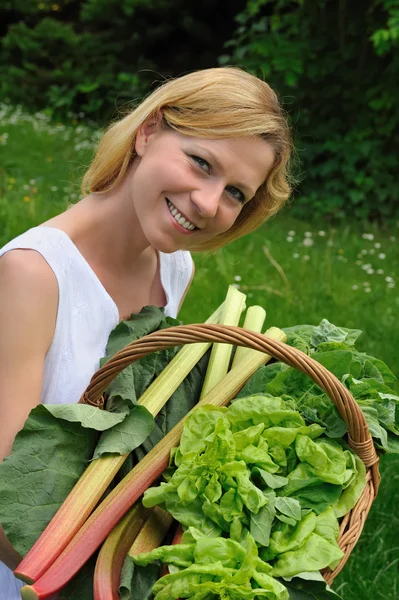 Νέα γυναίκα που κρατά καλάθι - λαχανικών — Φωτογραφία Αρχείου