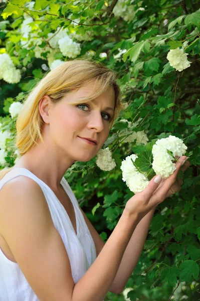 Fiatal nő Kertészet — Stock Fotó