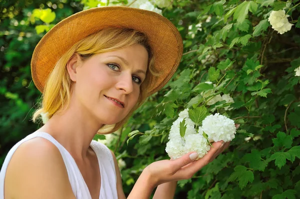 Fiatal nő kertészeti - hógolyó — Stock Fotó
