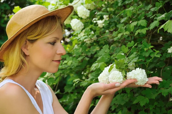 Fiatal nő Kertészet — Stock Fotó