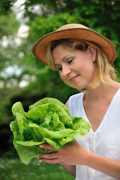 Fiatal nő gazdaság friss saláta — Stock Fotó
