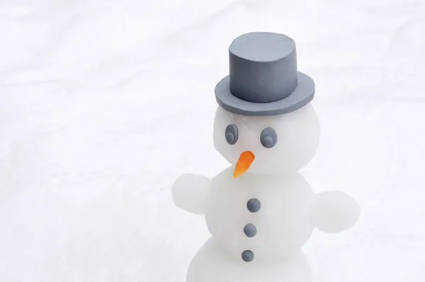 Снеговик на белом фоне — стоковое фото