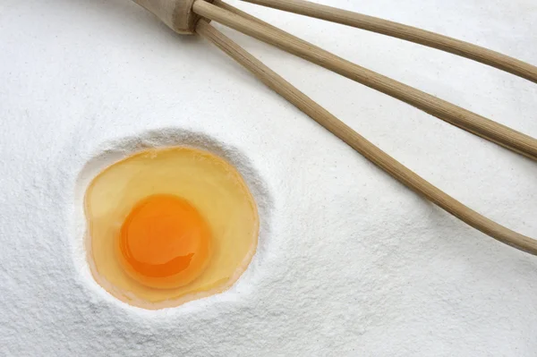 Farinha e ovos prontos para mistura — Fotografia de Stock