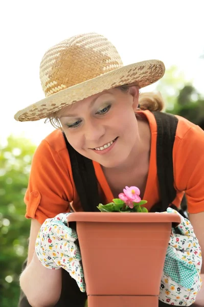 Fiatal nő - Kertészet — Stock Fotó