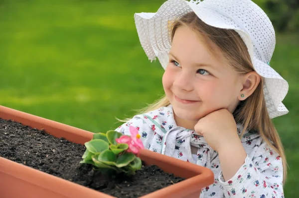 A kislány - Kertészet — Stock Fotó