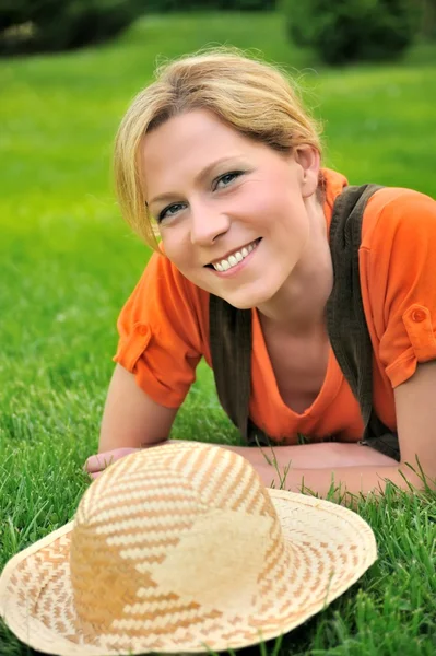 Ung kvinna på gräset — Stockfoto