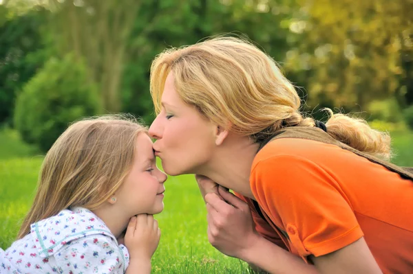 Moeder kust haar dochter. — Stockfoto