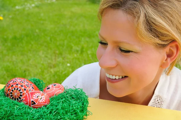 Young woman and easter eggs — Stock Photo, Image