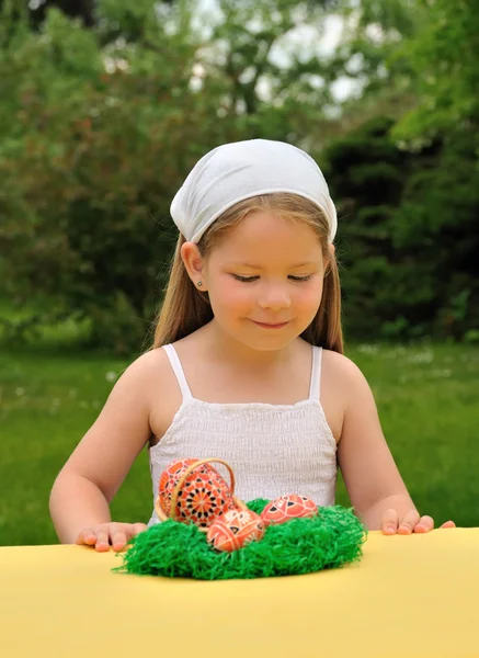 Gadis kecil menikmati waktu Paskah — Stok Foto