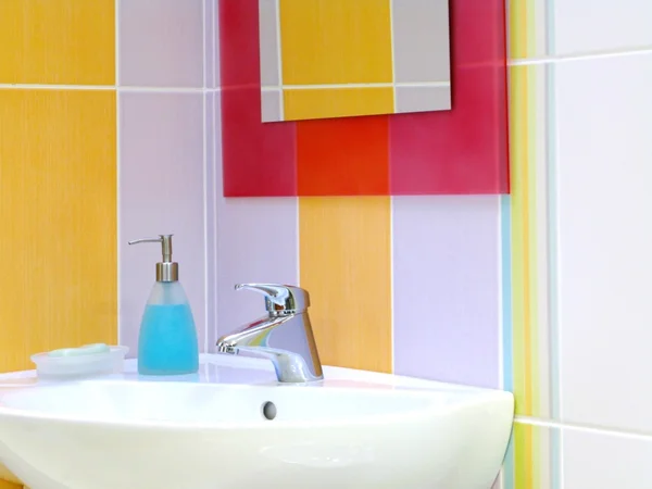 Интерьер ванной комнаты - раковина — стоковое фото