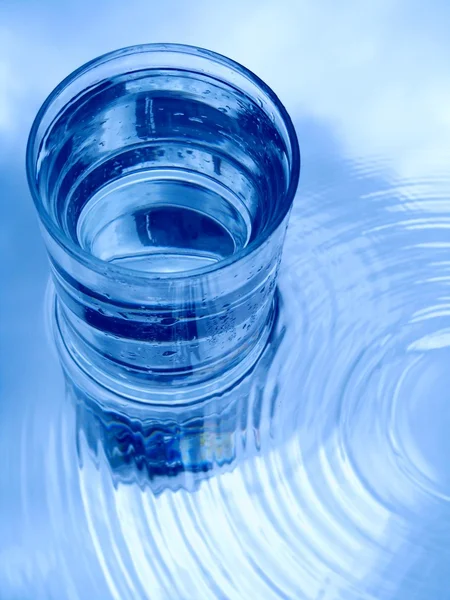 Vidro de água em azul — Fotografia de Stock