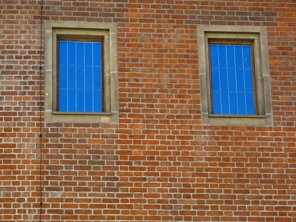 Antigua pared y ventanas - ladrillos —  Fotos de Stock