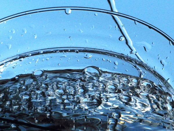 Copo de água de vazamento com reflexão — Fotografia de Stock