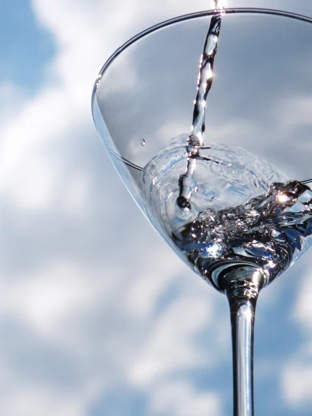 Vaso de verter agua con reflejo —  Fotos de Stock