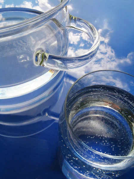 Hrnec sklo a sklo s vodou — Stock fotografie