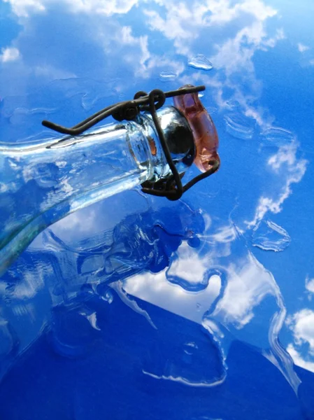 Botella de vidrio y agua —  Fotos de Stock
