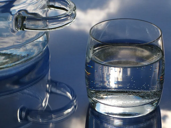 Olla de vidrio y vidrio con agua — Foto de Stock