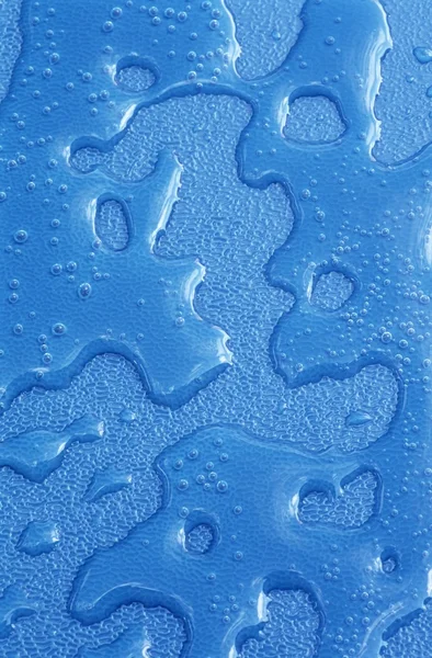 Gotas de agua sobre material plástico azul — Foto de Stock