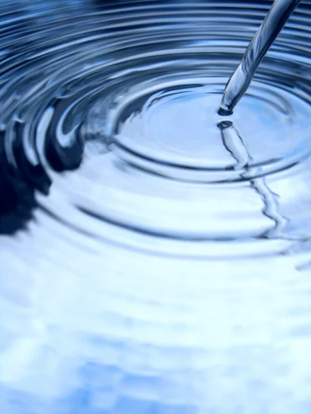 Água que flui - abstrato azul — Fotografia de Stock