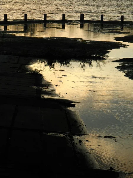 Sonnenuntergang am Teich - Silos — Stockfoto