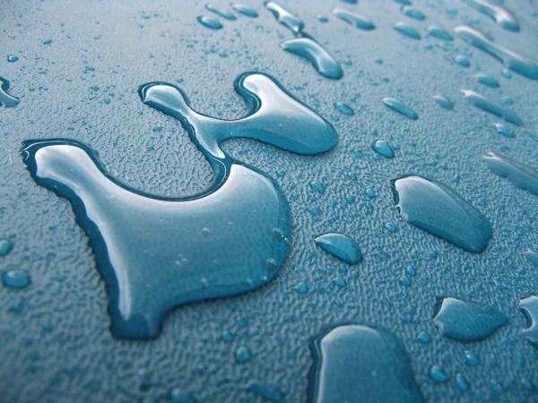 Waterdruppels over blauwe kunststof — Stockfoto