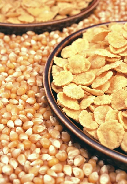 Nasiona kukurydzy i płatki kukurydziane — Zdjęcie stockowe