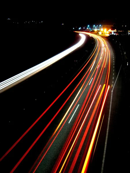 Lamporna på kvällen trafik — Stockfoto