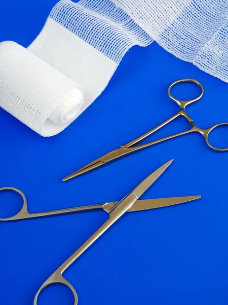 Mavi arka plan üzerinde cerrahi alet — Stok fotoğraf