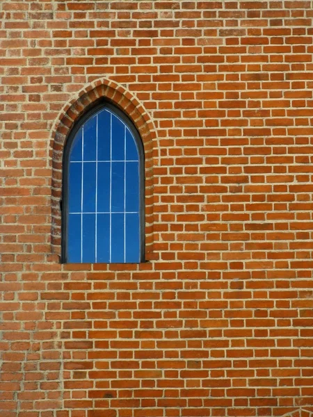Gamla vägg- och windows - tegel — Stockfoto