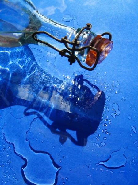 Garrafa de vidro e água — Fotografia de Stock