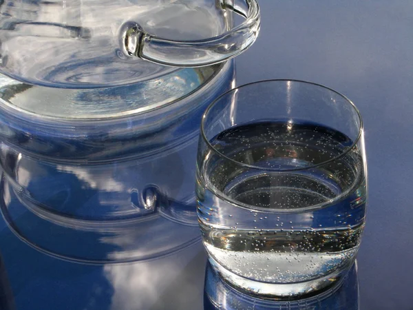 Garnek szkła i szkła z wodą — Zdjęcie stockowe