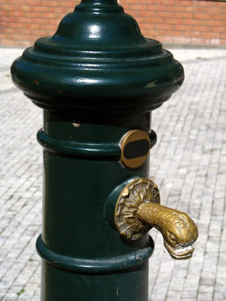 Storica pompa acqua verde — Foto Stock