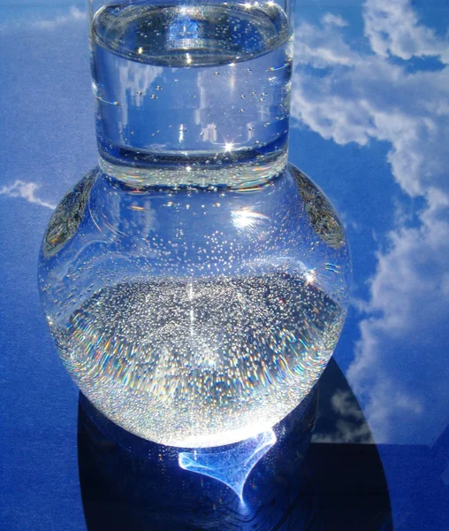 Bicchiere d'acqua su sfondo blu — Foto Stock