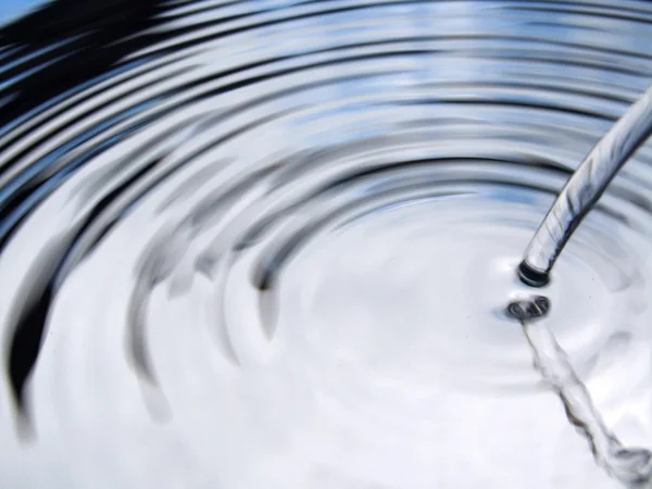 Поток воды - синий абстракт — стоковое фото