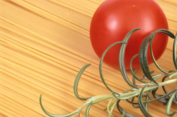 Spagetti, domates ve biberiye — Stok fotoğraf
