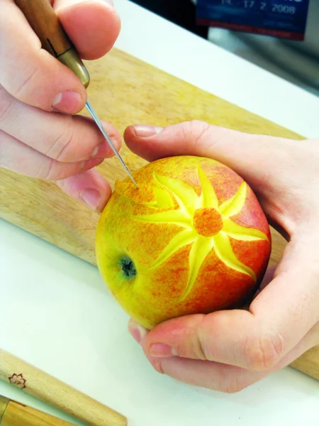 Яблуко і руки - різьблення — стокове фото