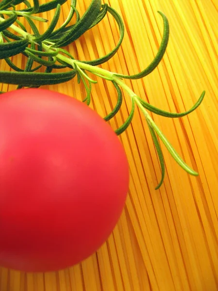 意大利面条、 番茄、 迷迭香-详细信息 — 图库照片