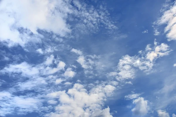 Cloudscape - alleen de lucht en de wolken — Stockfoto